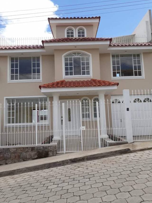 Venta de casa a estrenar en el Valle de los Chillos - 1