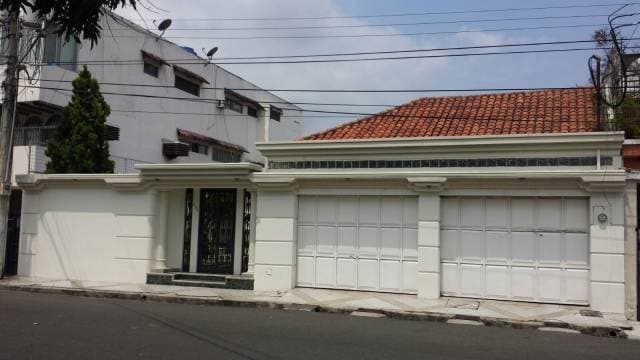 VENDO HERMOSA CASA EN EL CENTENARIO - 1