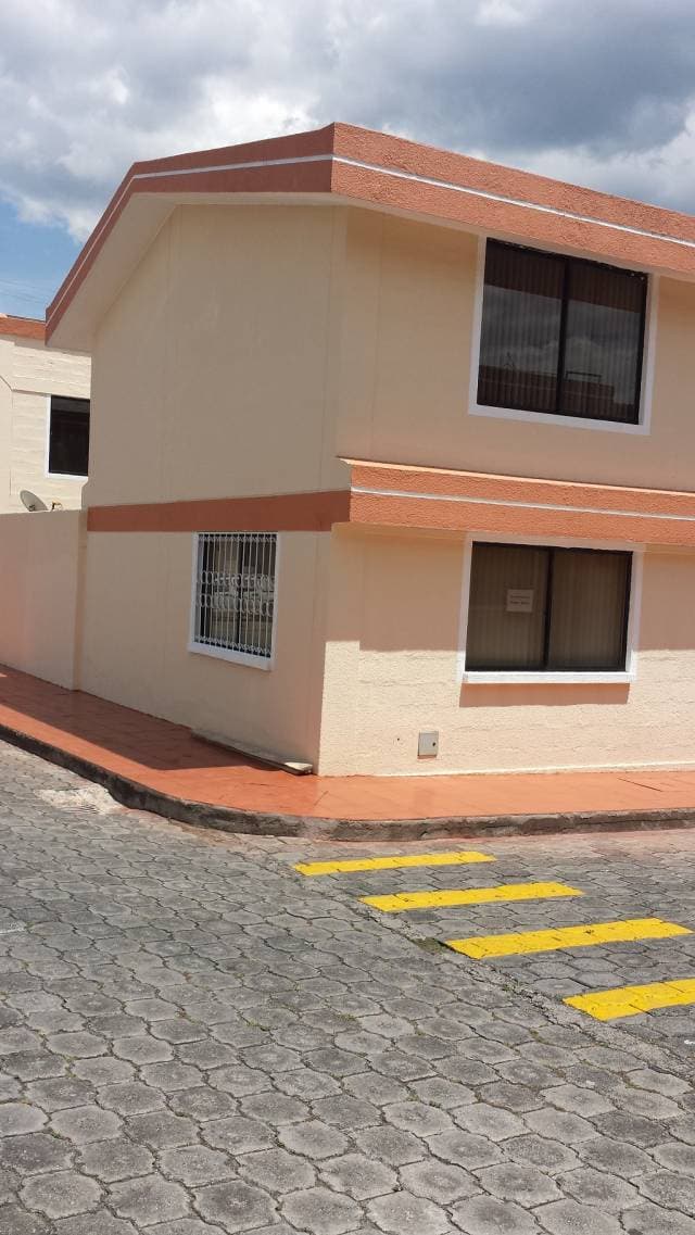VENDO CASA DE DOS PISOS EN CONJUNTO LAS PEÑAS - 1