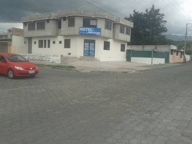 VENDO PROPIEDAD CON ESTABLECIMIENTO DE NEGOCIO MAS PARQUEADEROS Y ESPACIO PARA LOCALES COMERCIALES - 1