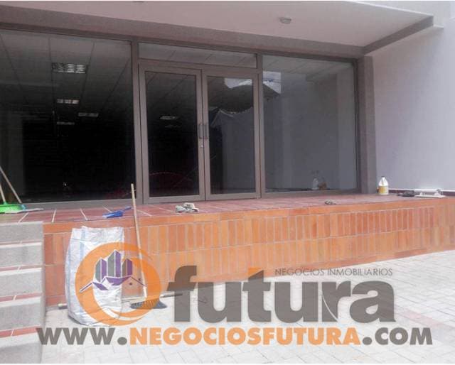 SE ARRIENDA LINDO LOCAL POR LA PLAZA MILLENIUM $ 1500 incluido iva - 1