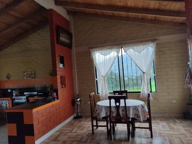 EN VENTA CASA CON TERRENO - 1