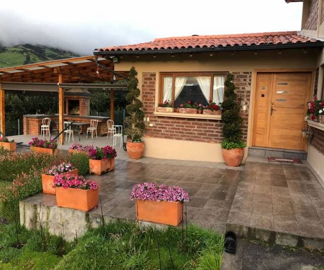 VENDO QUINTA GANADERA A 5 MINUTOS DE CAYAMBE - 1