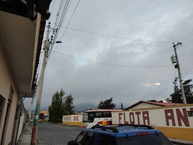 VENDO CASA CON TERRENO EN ATUNTAQUI FRENTE A LA PARADA ANTEÑA - 1