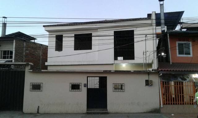 ALQUILO CASA DE DOS PISOS MAS AREA DE PATIO LIBRE - 1