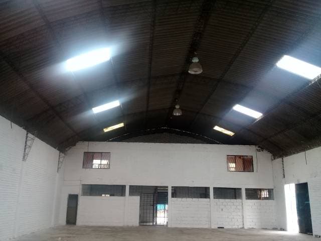 BODEGA MAS PARQUEADERO - 1