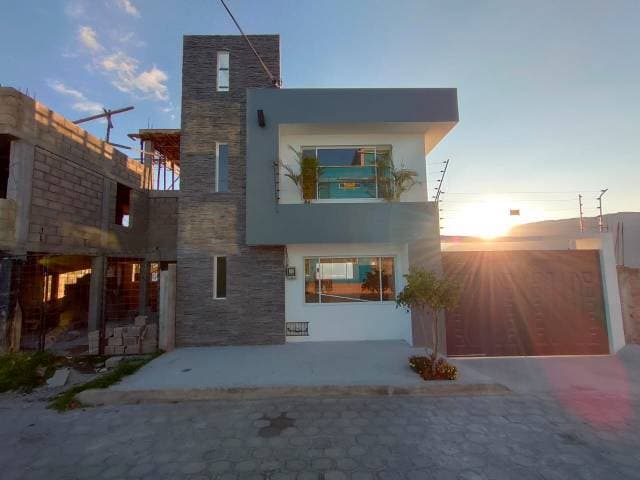 VENTA DE CASA NUEVA SECTOR NORTE DE QUITO - 1
