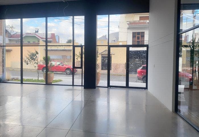Exclusivo local comercial en venta, en el centro de Cuenca - 1