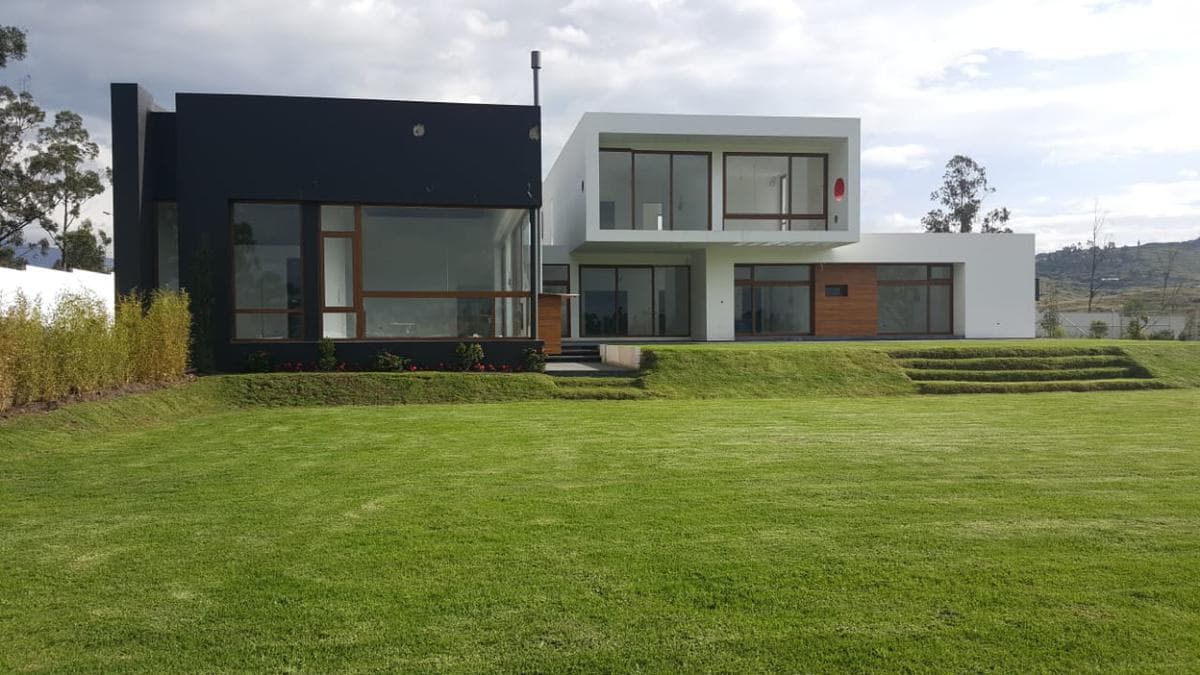 ESPECTACULAR CASA DE VENTA EN TUMBACO, SECTOR LA MORITA - 1