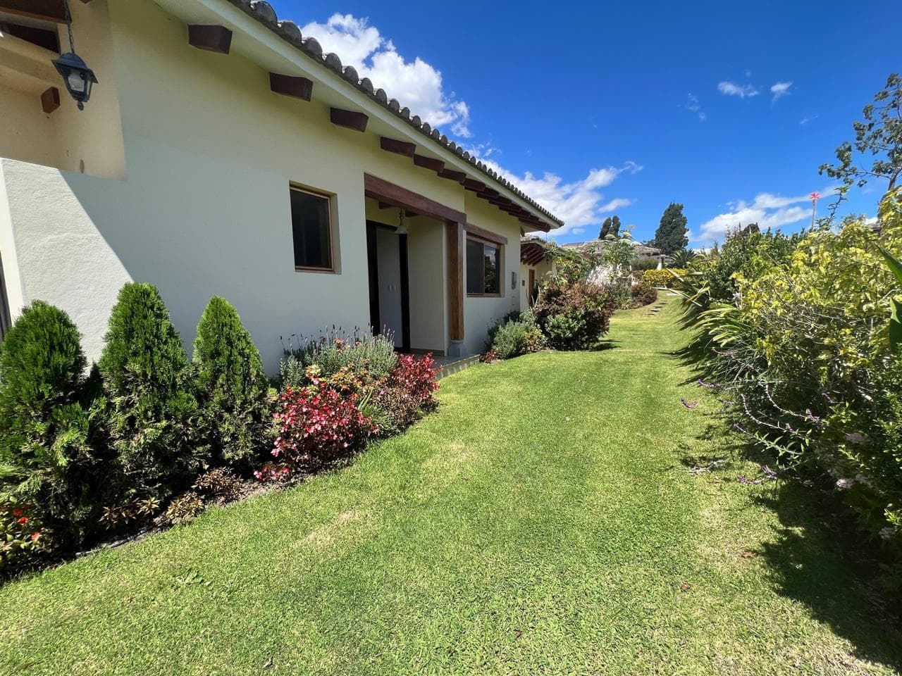CHECA CASA DE VENTA EN EXCLUSIVA URBANIZACIÓN CON HERMOSAS ÁREAS COMUNALES (CR) - 1