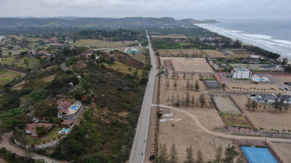 VENTA DE TERRENO MULTI FAMILIAR EN OLON VISTA AL MAR - 1