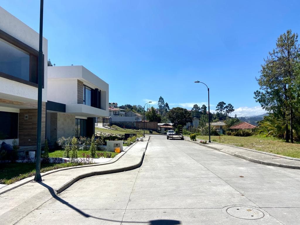HERMOSOS TERRENOS EN VENTA, SECTOR CAPULISPAMBA - 1