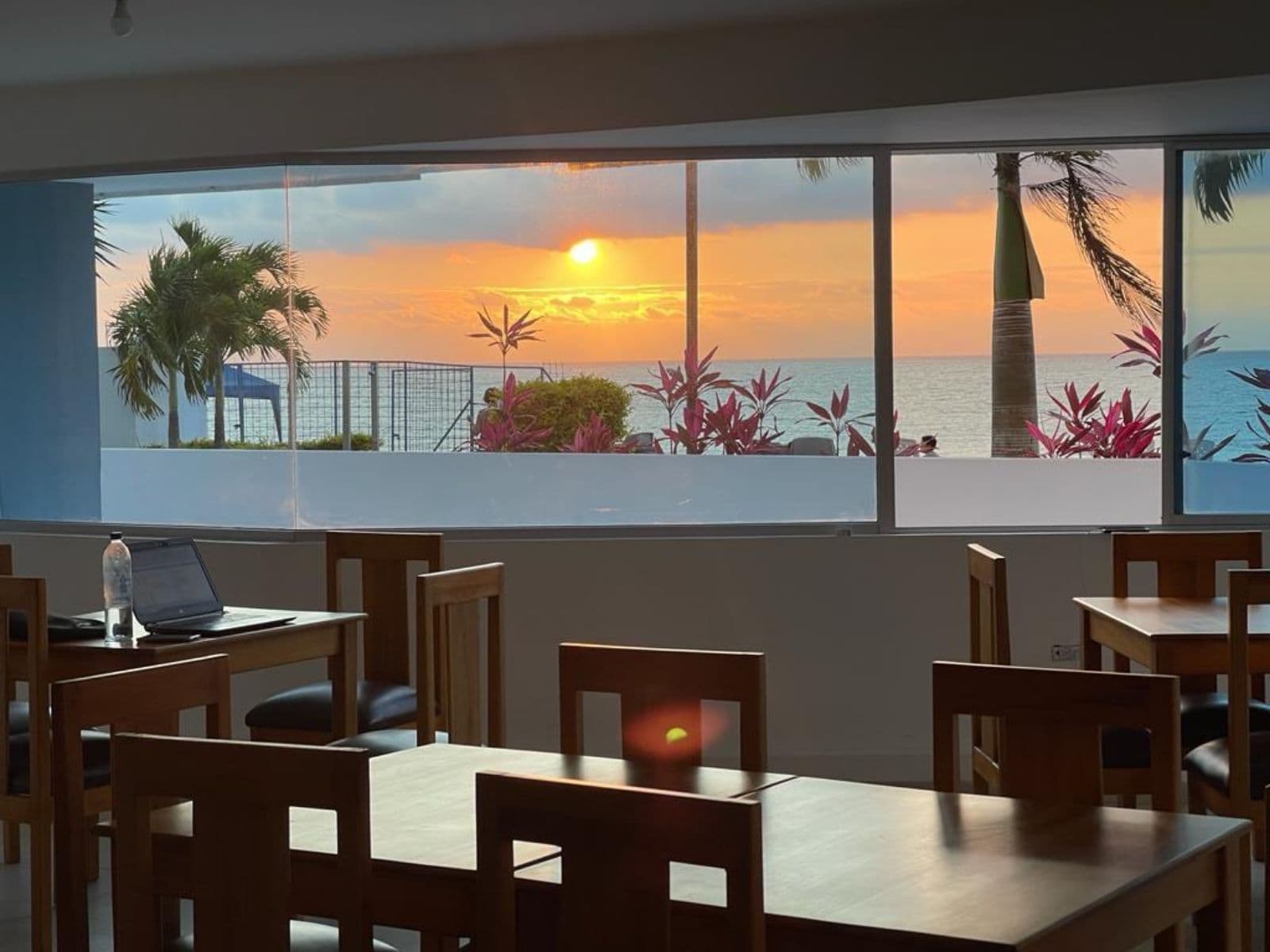 VENDO LOCAL COMERCIAL FRENTE AL MAR JUNTO AL DIAMOND BEACH EN TONSUPA - 1