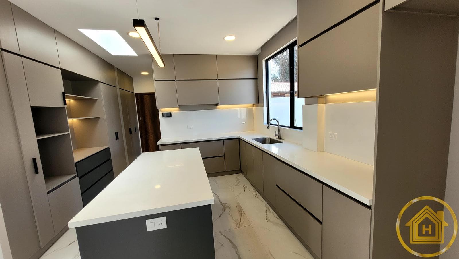 Casa en Venta a estrenar, dentro de urbanización, sector Capelo - Valle de los Chillos - 1
