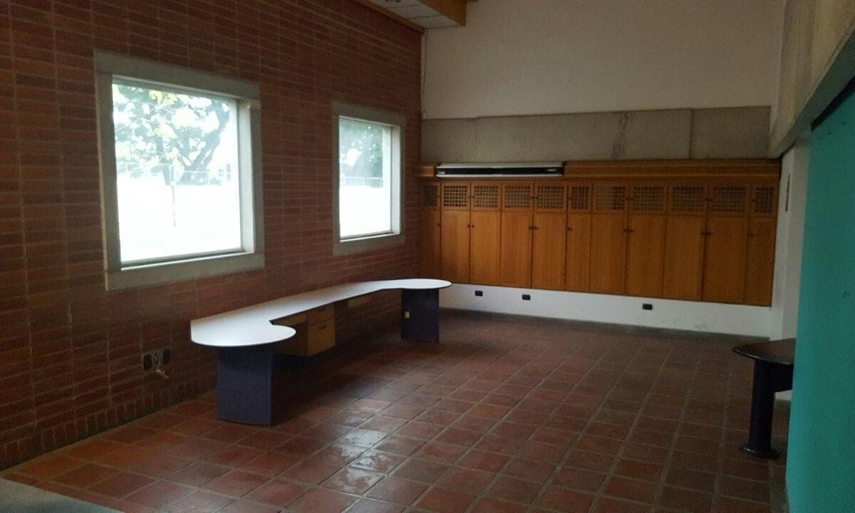 San Eduardo Amplio local con área de oficinas, bodegas, talleres - 1