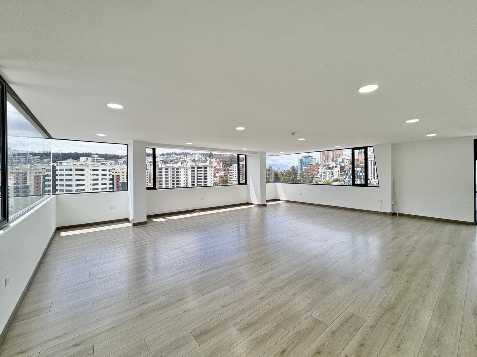 OFICINA EN PISO ALTO DE VENTA EN LA SHYRIS Y ELOY ALFARO SECTOR CAROLINA / PLAZA ARGENTINA - 1