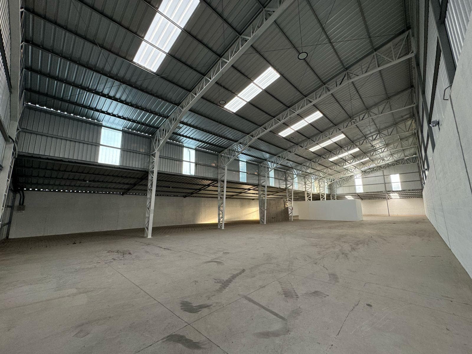 EN RENTA BODEGA O LOCAL COMERCIAL SOBRE LA AVENIDA INTEROCEÁNICA - 1