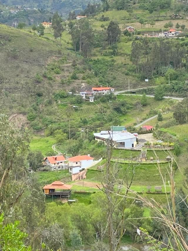 Finca en venta con 7.6 hectáreas de terreno y elegante casa a 8km de Gualaceo - Azuay - 1