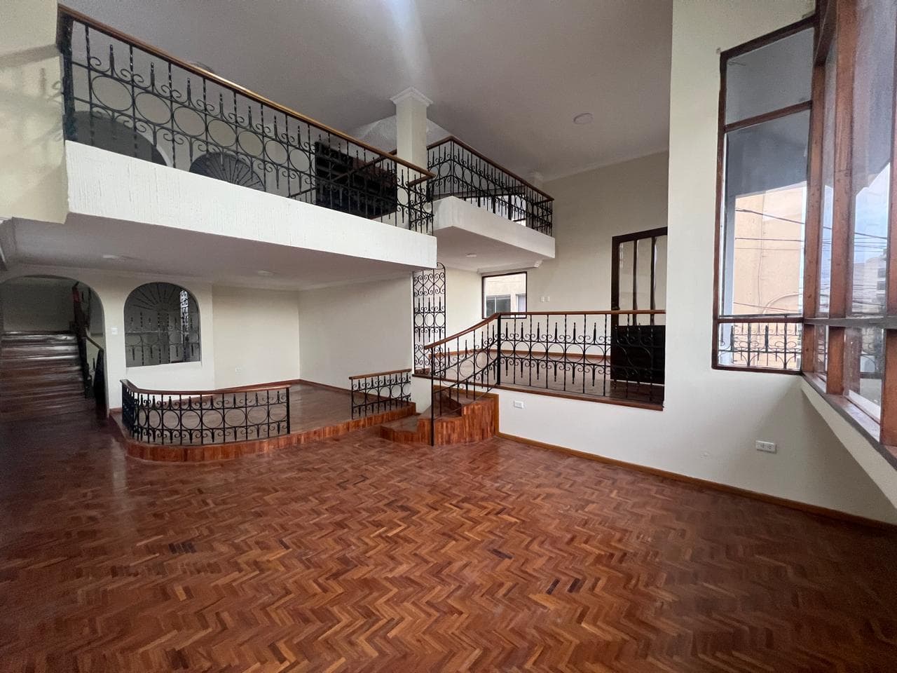 MV - SECTOR MARIANA DE JESUS CASA COMERCIAL EN RENTA 380M2 CON PATIO INTERNO - 1