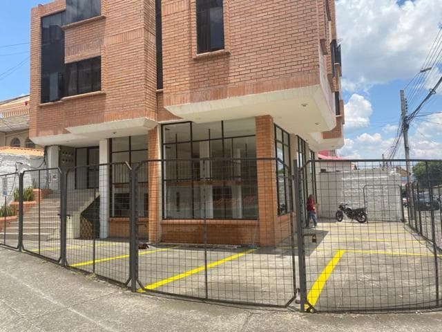 Local Comercial en venta 245m2C Sector Remigio Crespo Cuenca - 1