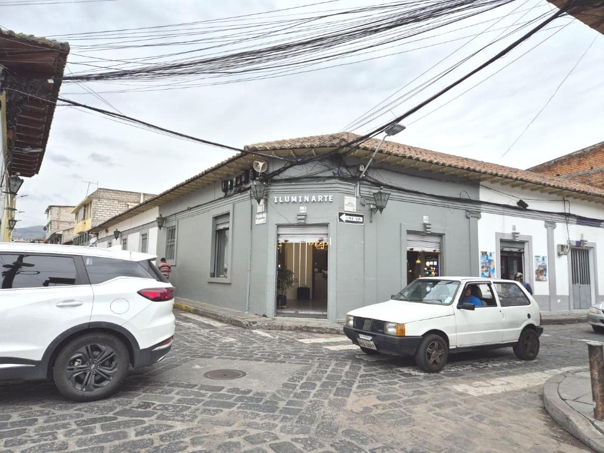 Propiedad Comercial Esquinera en Venta - Centro de Latacunga - 1