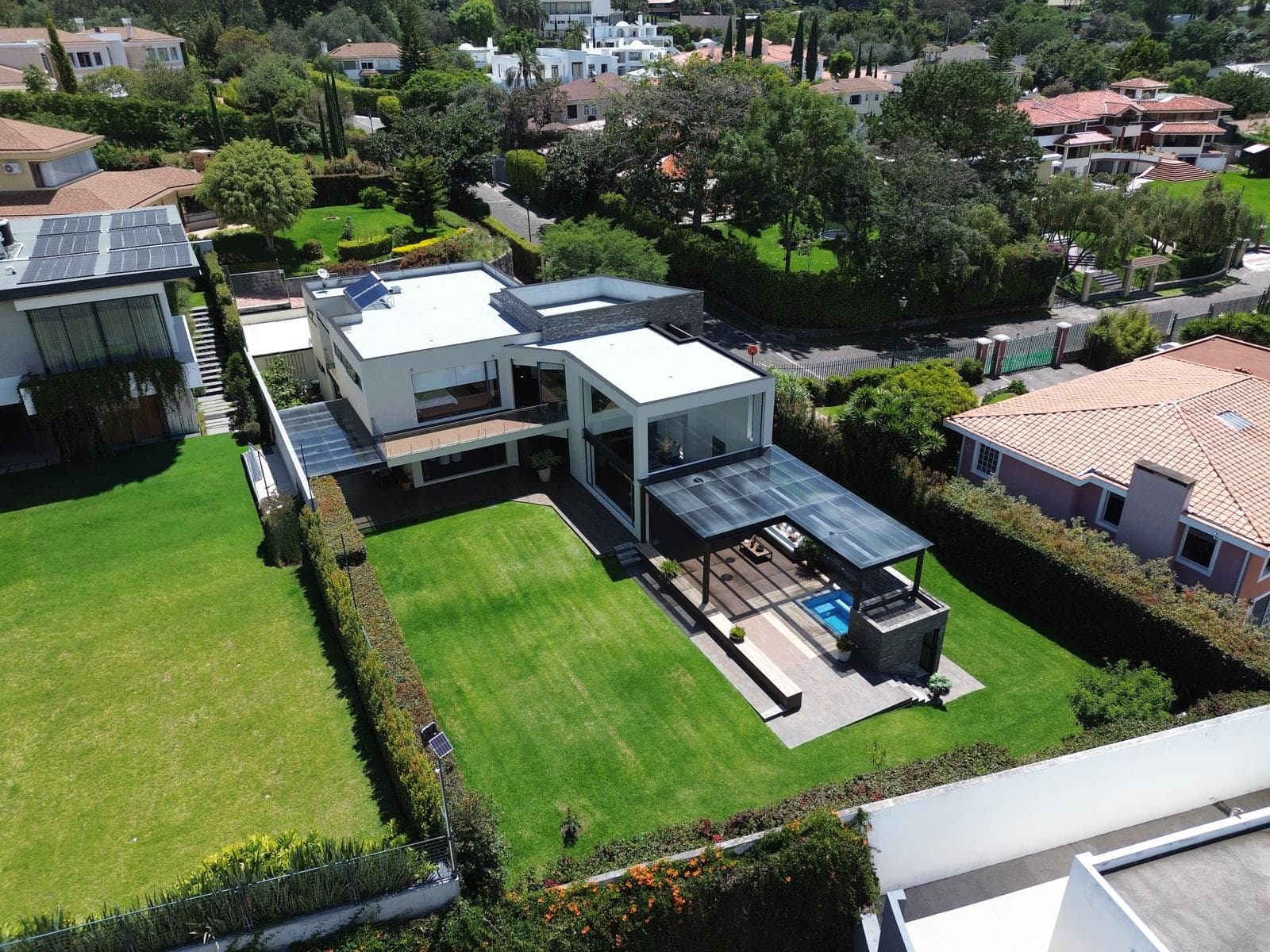 Casa de venta ubicada dentro de la Urbanización más segura y una de las más exclusivas - 1