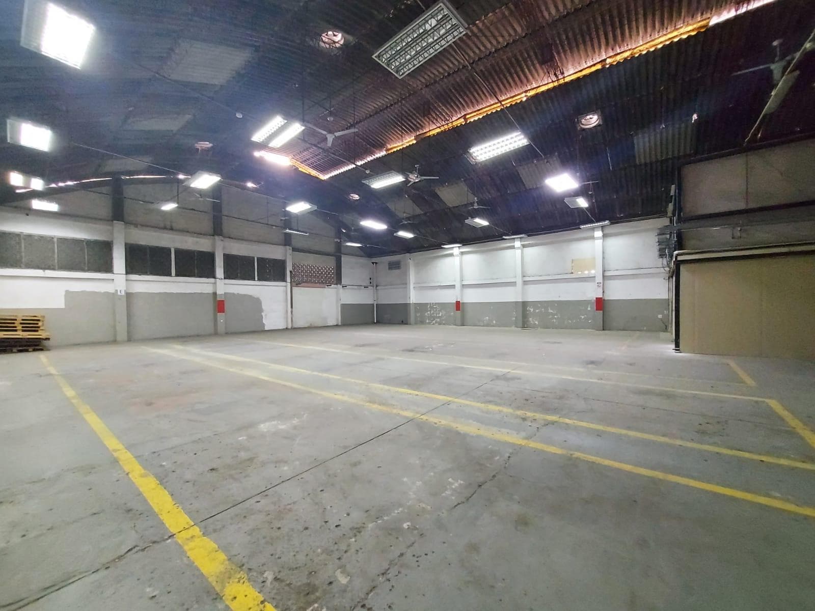 Venta de bodega con oficinas a una cuadra vía a Daule sector Super Aki - 1