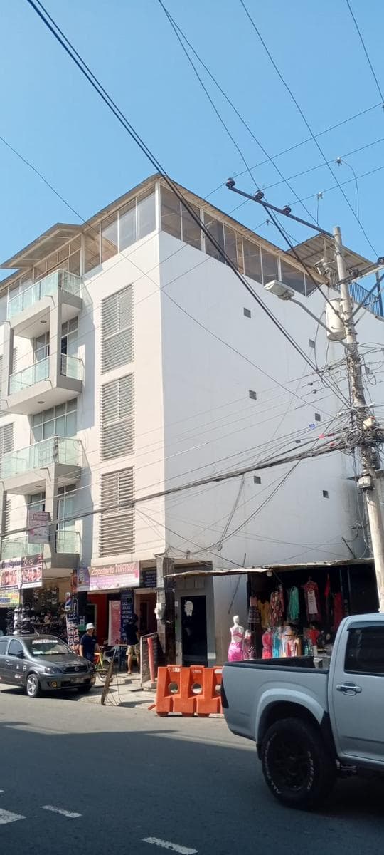 Edificio Comercial en Centro de Manta - 1