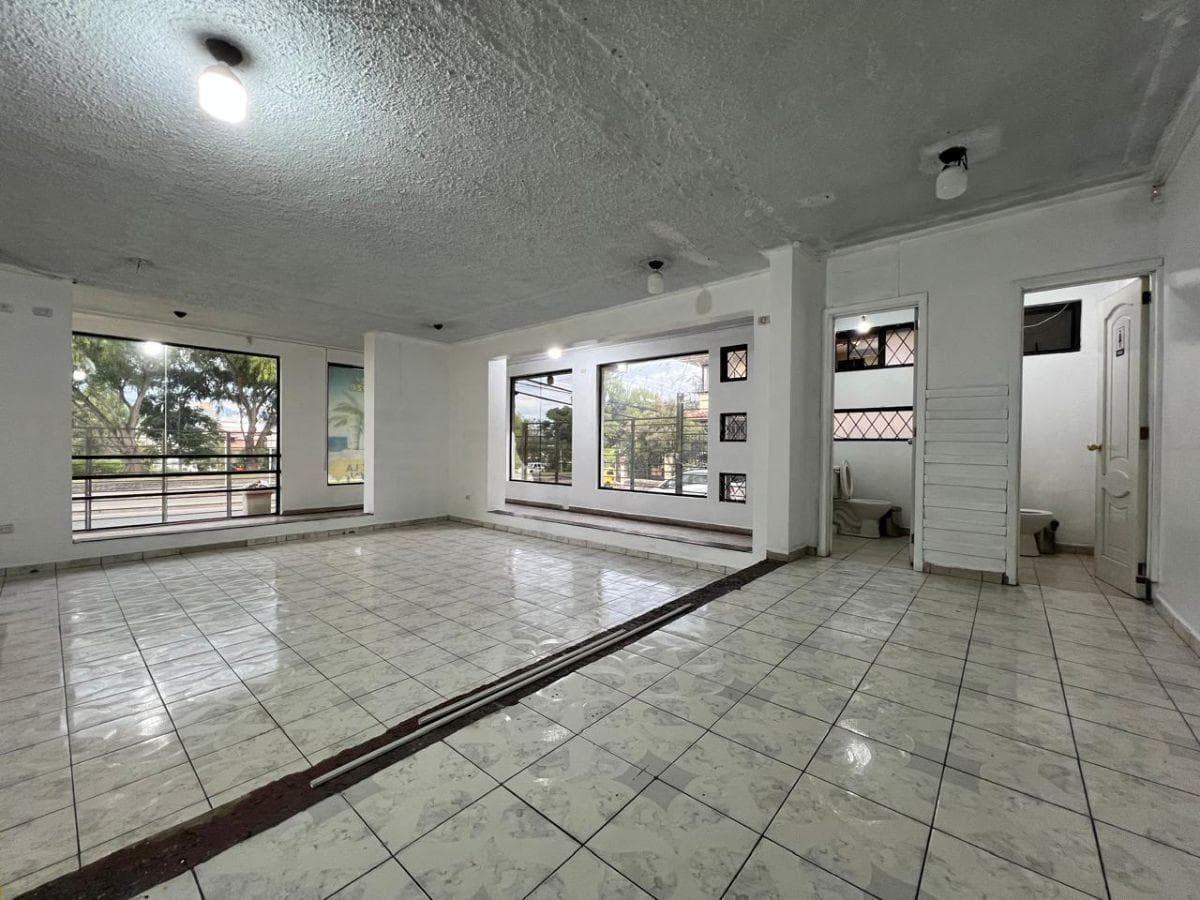Oportunidad de Renta Local Comercial a una Cuadra del Wayra Plaza - Cuenca - 1
