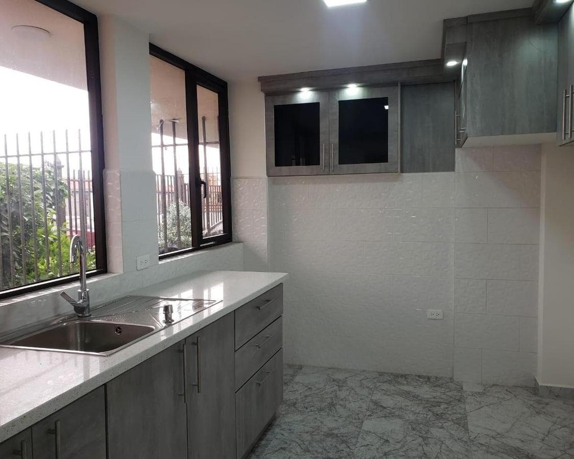 EN MARTINEZ CASA POR ESTRENAR EN VENTA - VIA PRINCIPAL - 1