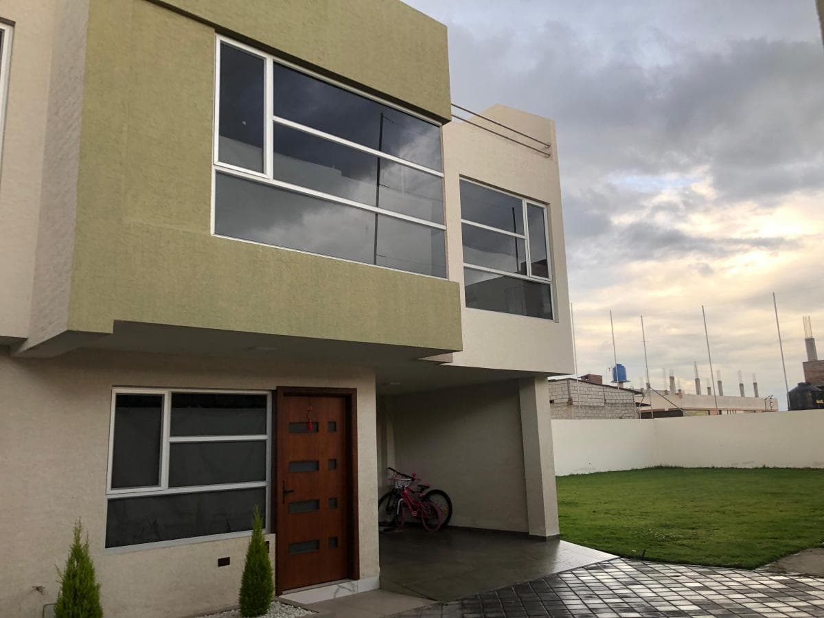 CASA MODERNA EN VENTA A 2 CUADRAS DE LA UNIVERSIDAD TÉCNICA DE AMBATO (UTA) - 1