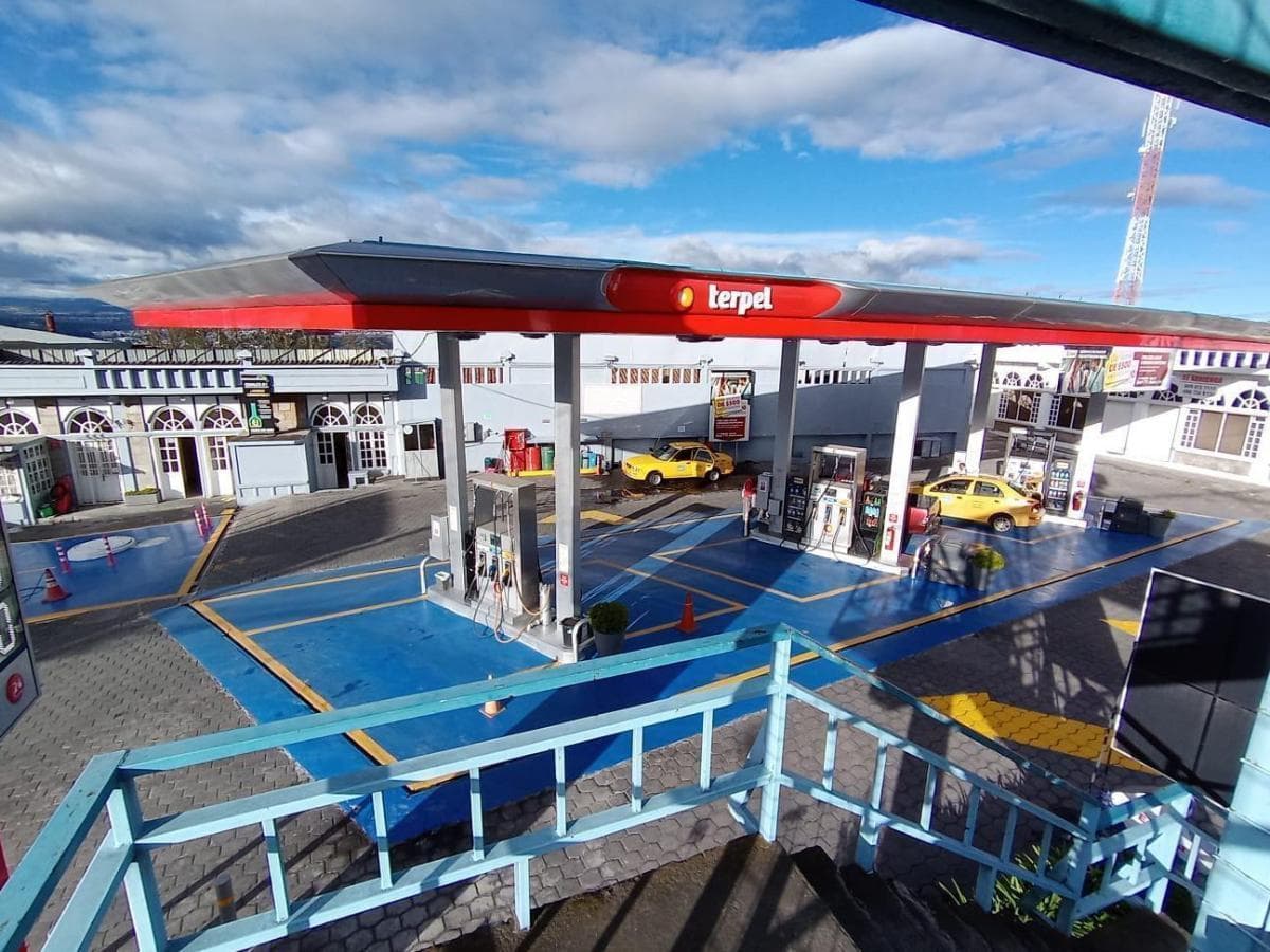 GASOLINERA EN VENTA Y PLAZA COMERCIAL EN AMBATO - 1