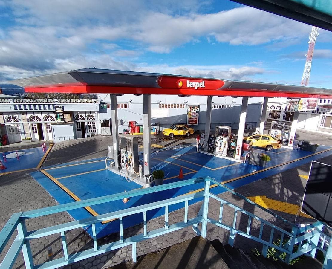 GASOLINERA EN VENTA Y PLAZA COMERCIAL EN AMBATO - 1