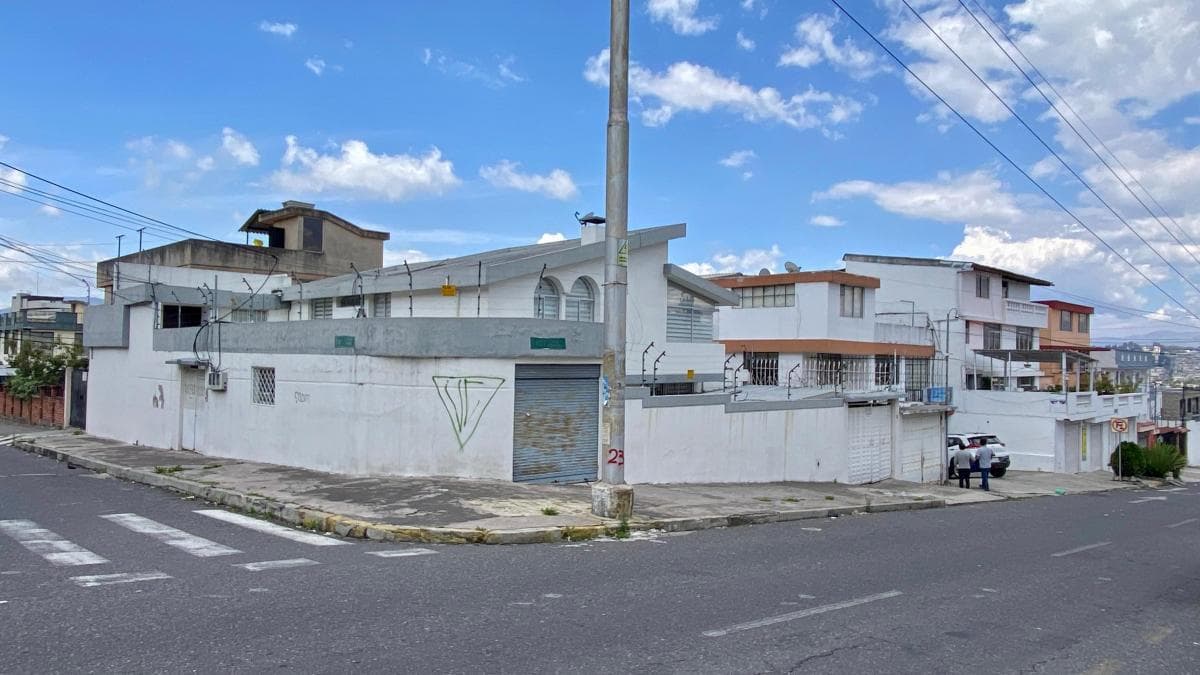 Casa de VeNtA remodelada norte de Quito (Casa-dos suites-local comercial) - 1