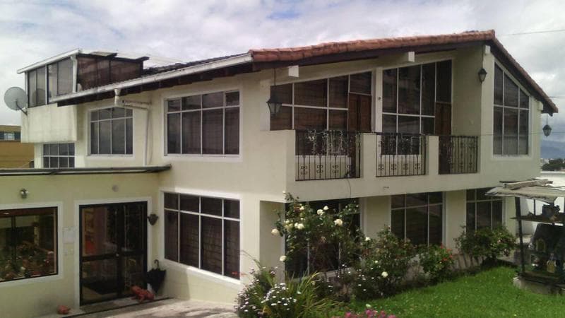 Se vende amplia casa al norte de Quito. Sector San Fernando. - 1