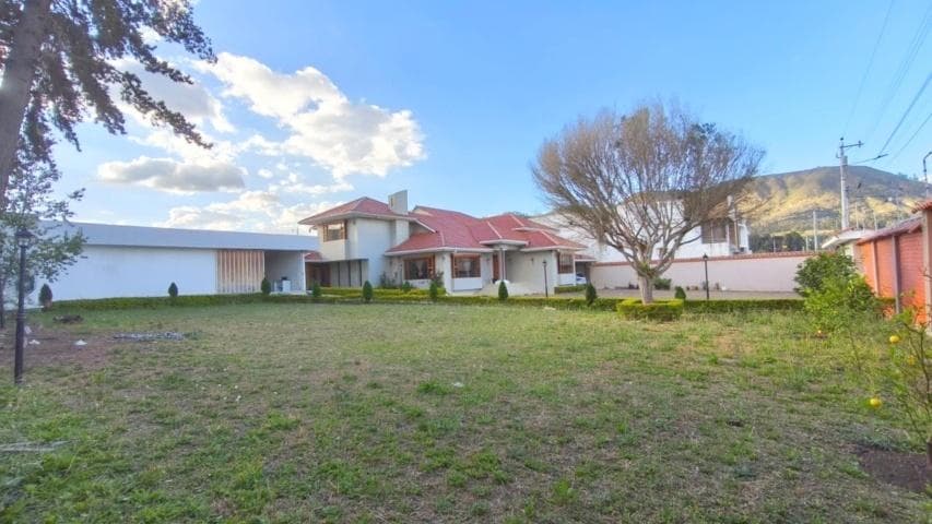 Casa en renta ideal para instituciones o vivienda diagonal al Supermaxi Challuabamba Cuenca. - 1