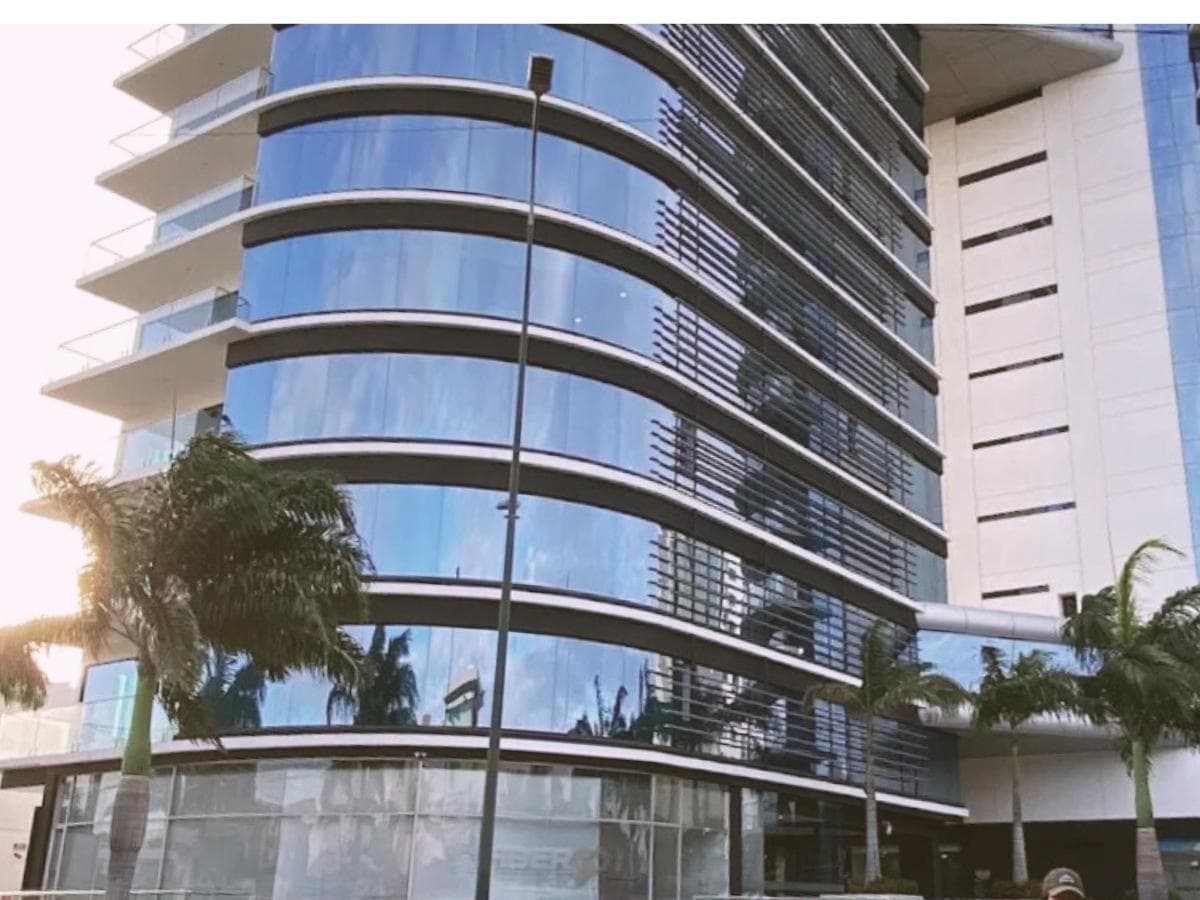 OFICINA PROFESIONAL EN EDIFICIO MANTA BUSINESS MANTA EN VENTA - 1