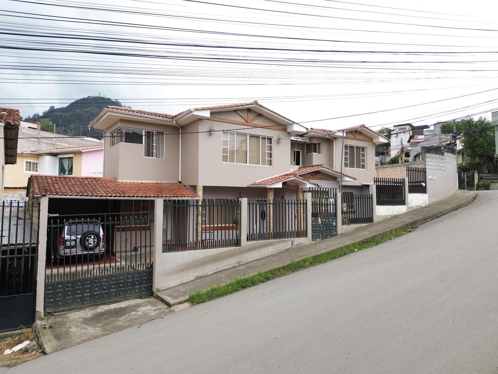 Amplia casa de venta en Azogues sector 4 esquinas - 1