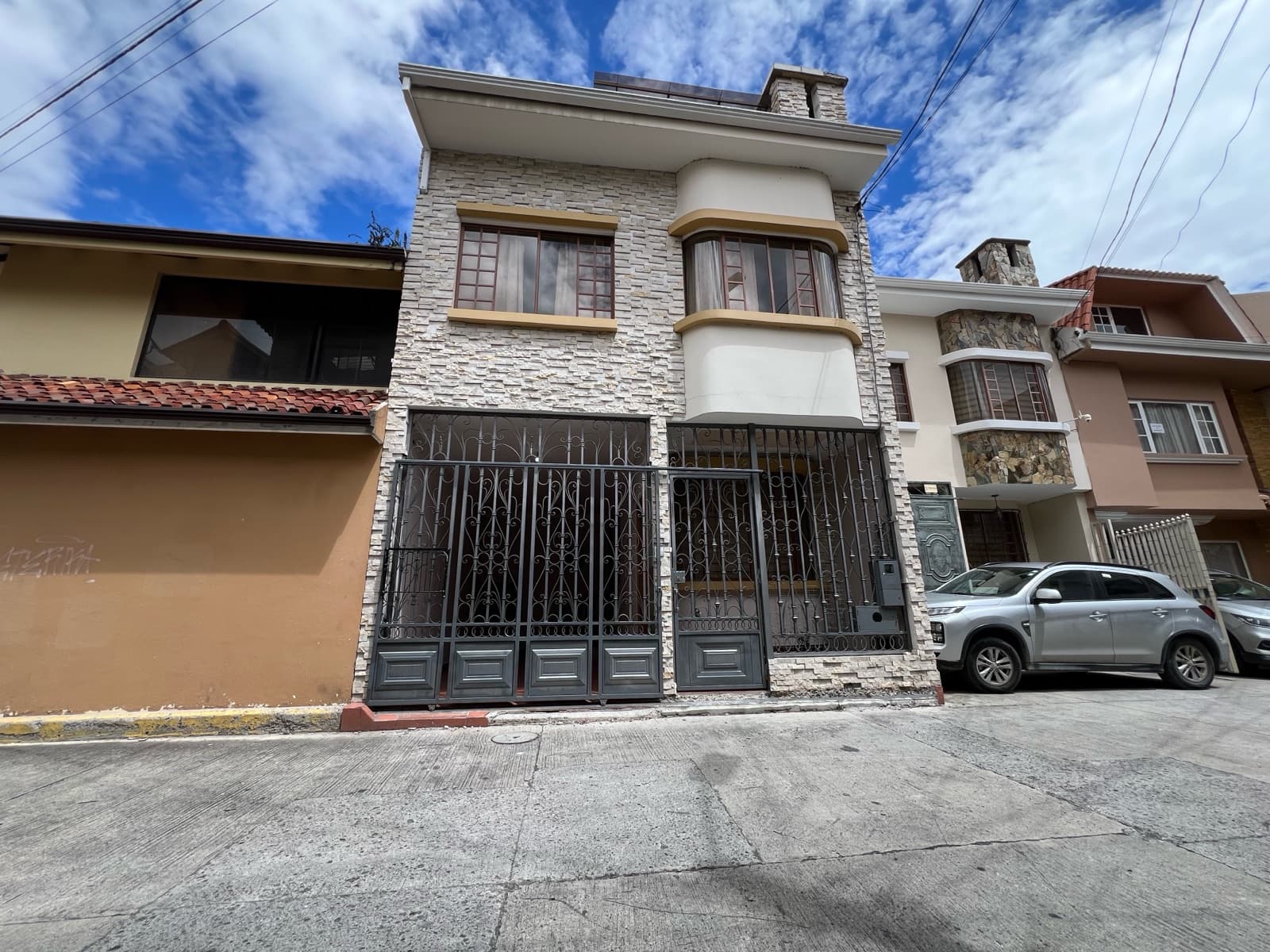 Oportunidad de renta Hermosa Casa Completamente Amoblada.- Cuenca - 1