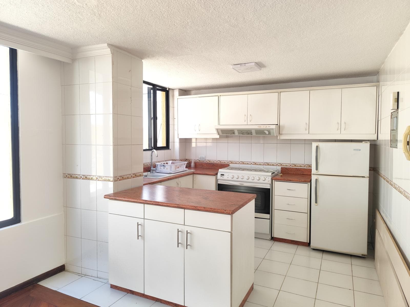 Rento Departamento con Patio de 38mtrs, Sector UTE - Rumipamba - 1