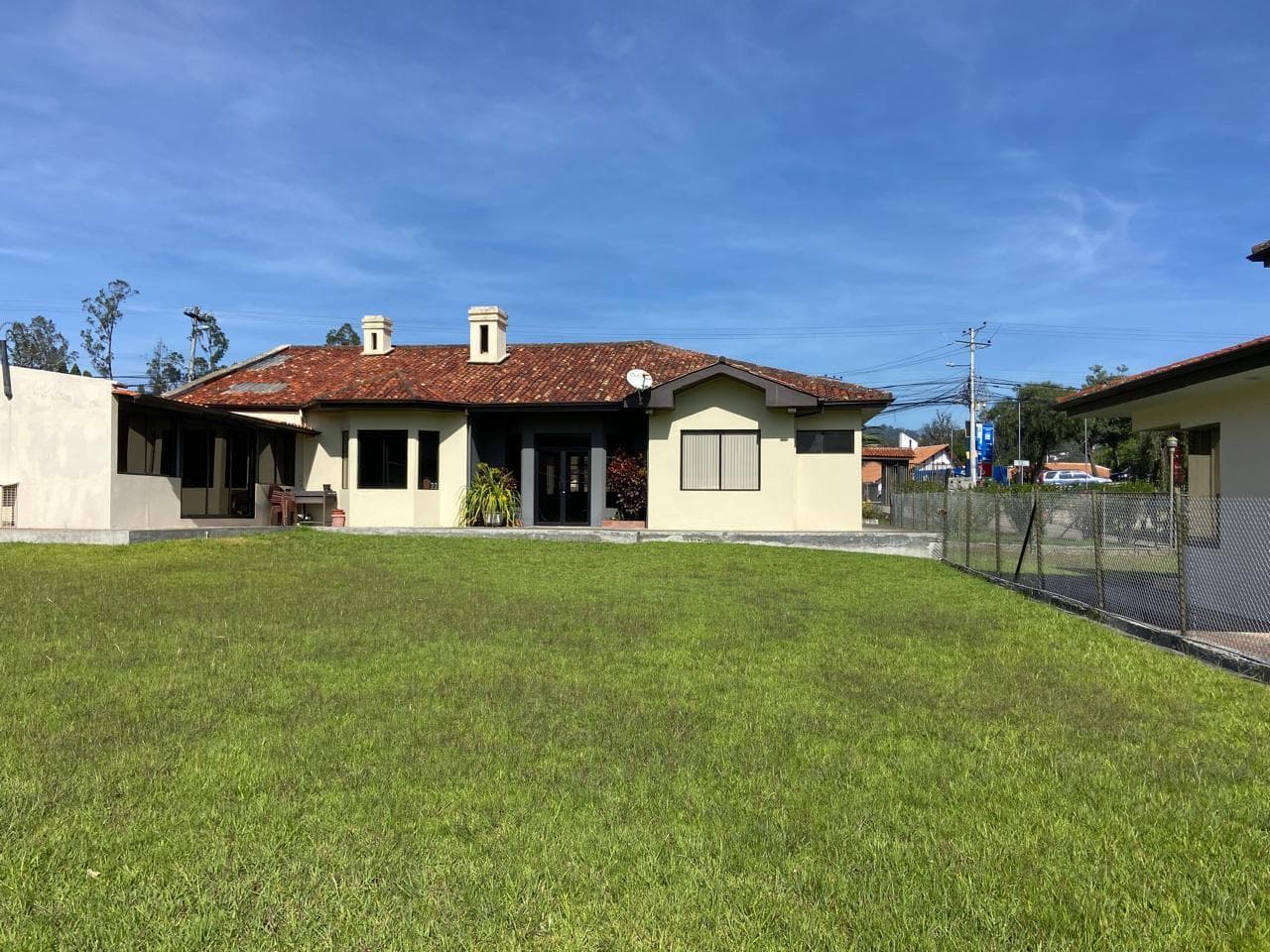 CASA EN CHALLUABAMBA EN RENTA. USO COMERCIAL - 1