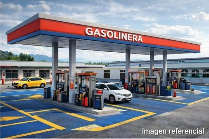 Gasolinera en venta con galpones en Ambato - 1