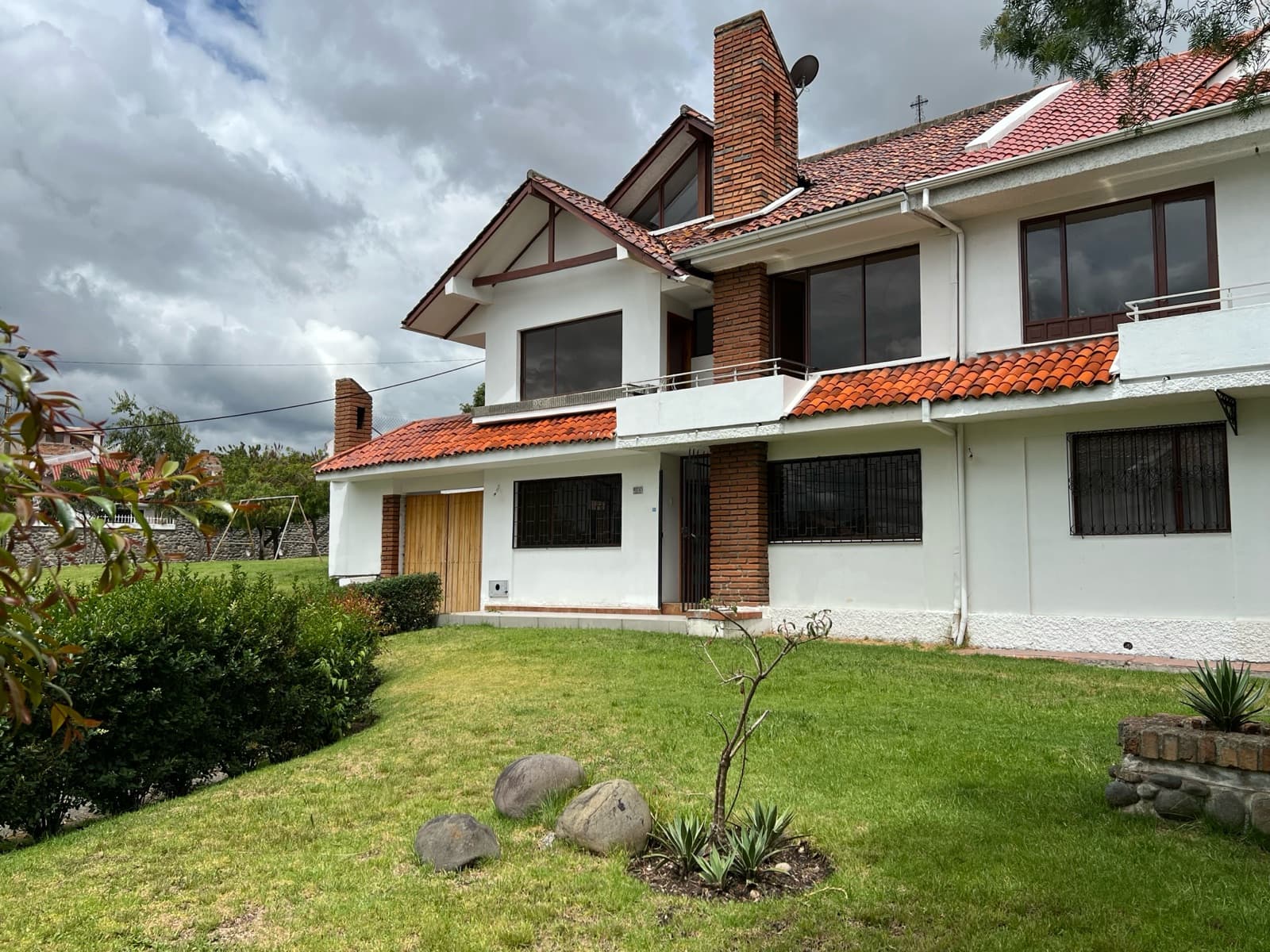 Hermosa y Amplia casa en Renta a dos cuadras de Supermaxi de las Americas - Cuenca - 1