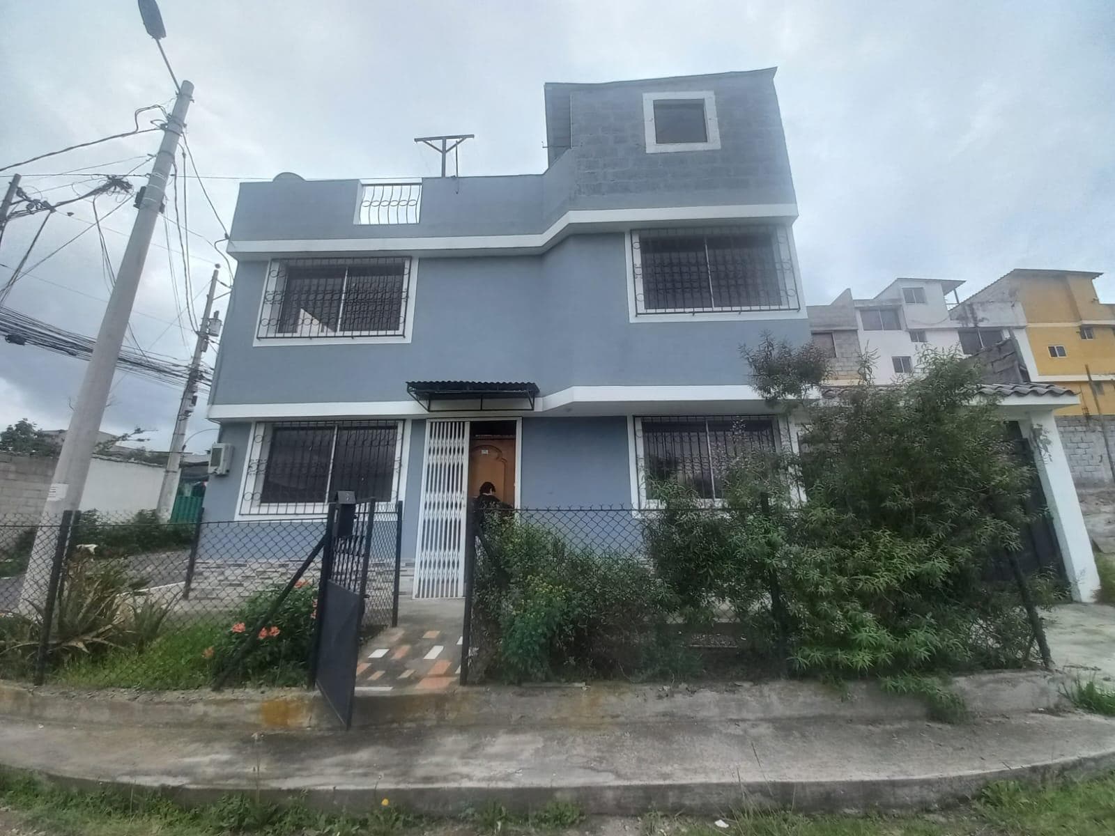Oportunidad vende casa por San José de Moran Calle los Geranios atrás de la empresa eléctrica de Carapungo - 1