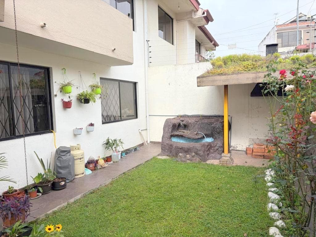 Casa en venta, con área verde, sector Universidad Católica de Cuenca Ec. - 1
