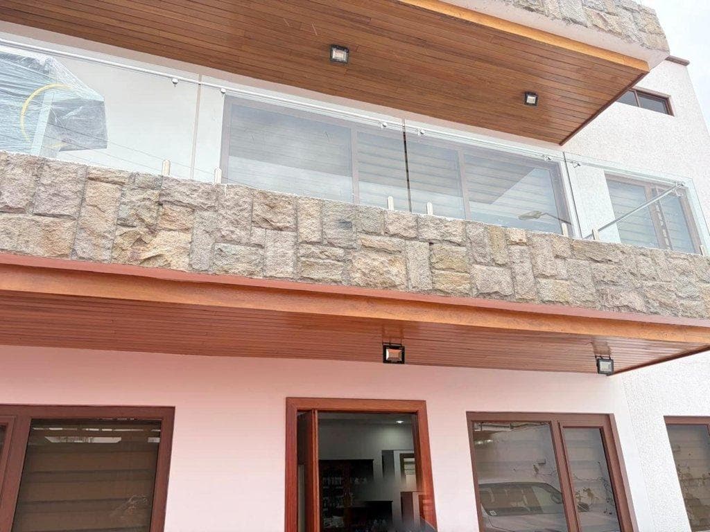 Casa nueva en venta de tres departamentos en Puertas del Sol - Cuenca Ec. - 1