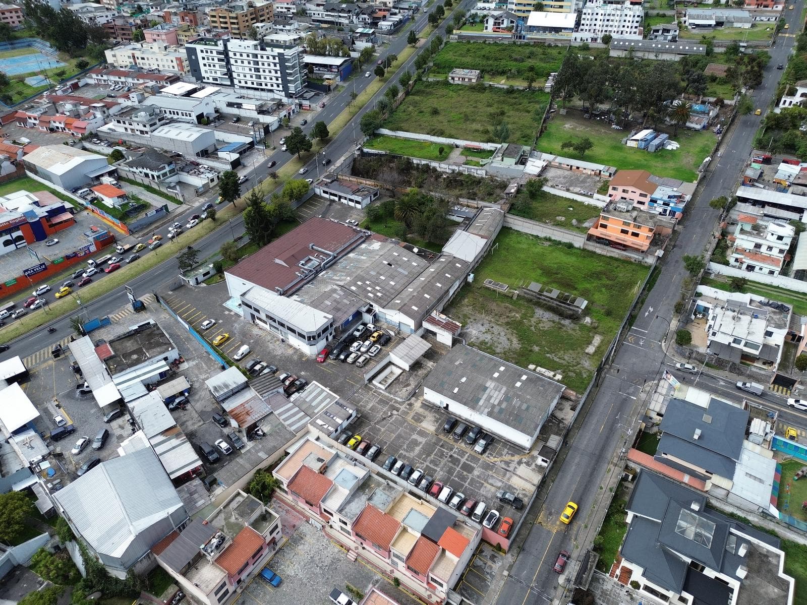 Galpón con parqueaderos en el Condado - 1