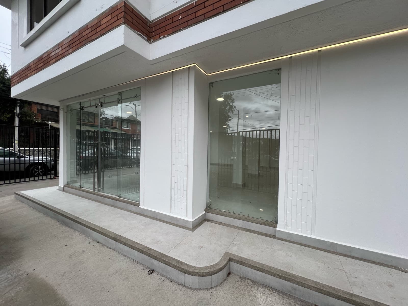 Gran Oportunidad de Renta Local Comercial Esquinero - Cuenca - 1