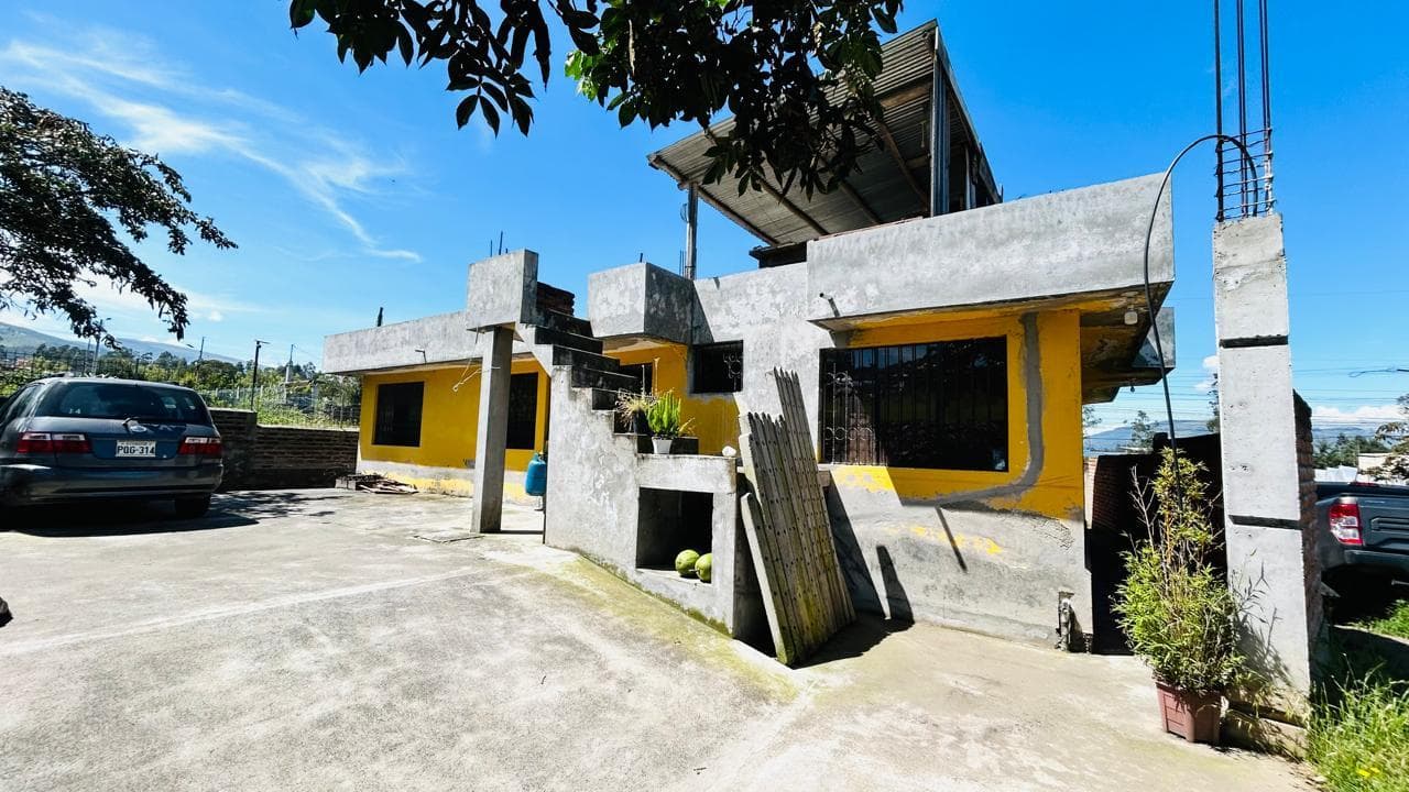 Casa en Venta con 6100m2 de terreno Tababela sector Oyambarillo - 1