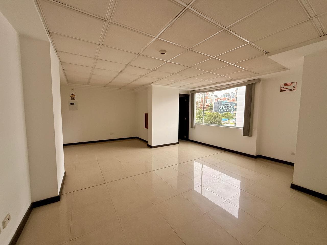 Venta oficina con parqueadero, sector Bellavista - 1